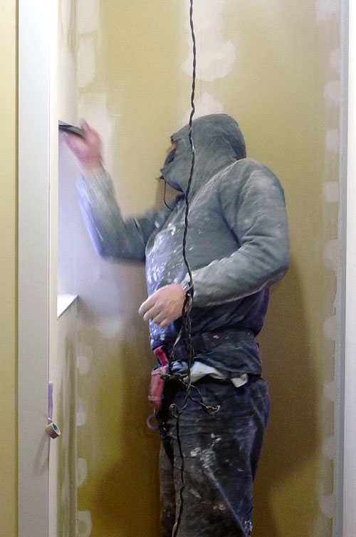 東松山の二世帯住宅　卵の殻を壁に塗ります