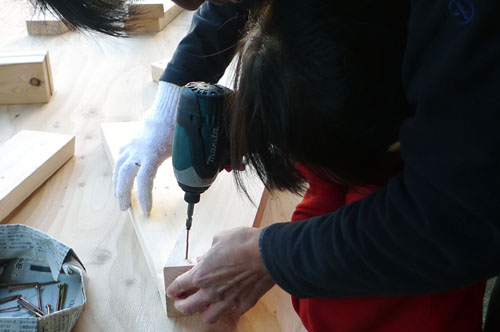 木工にチャレンジ、三姉弟